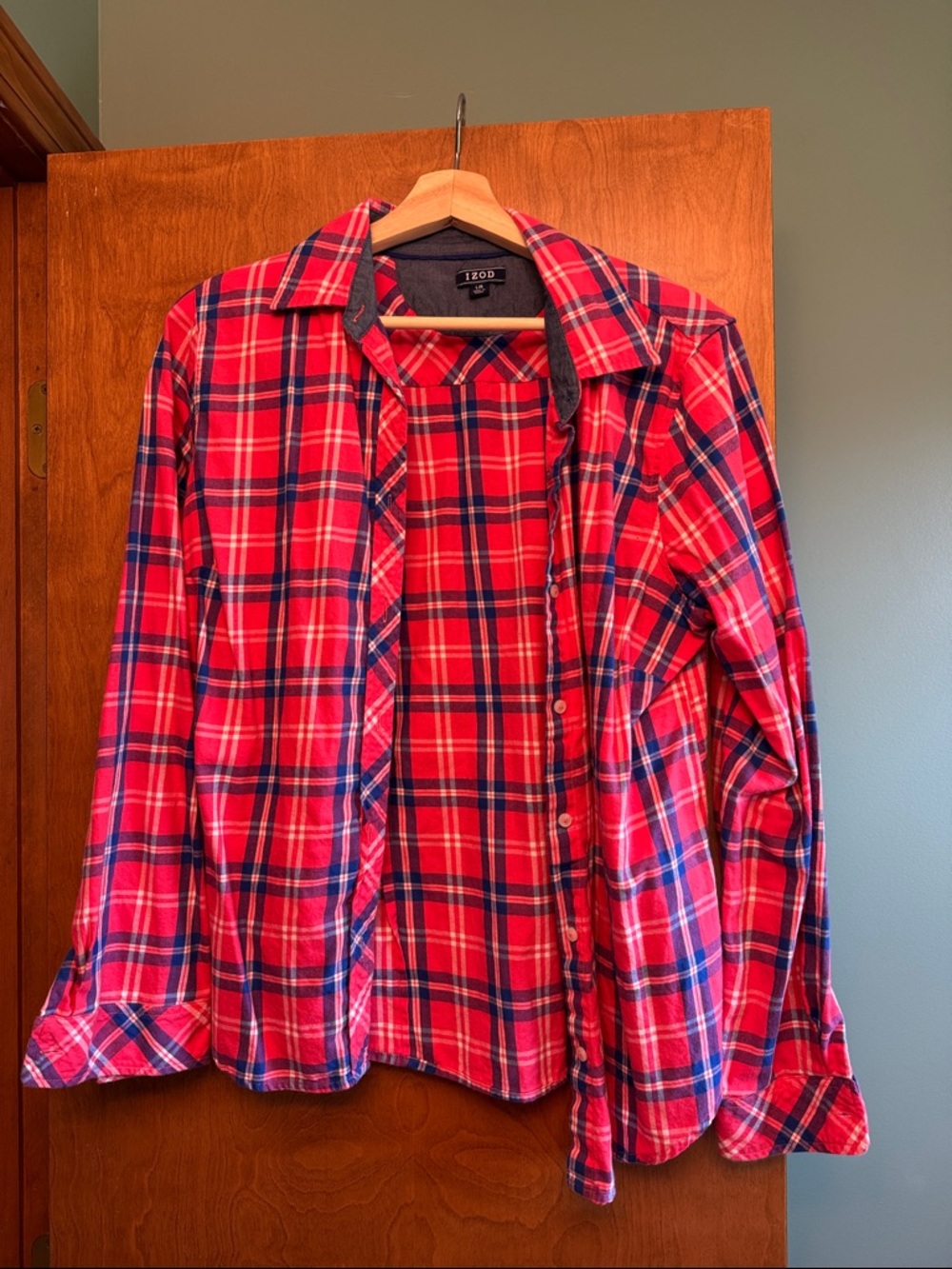 Price Drop! Vintage Izod Women’s Size L Pink and Navy Plaid Button-Down Shirt